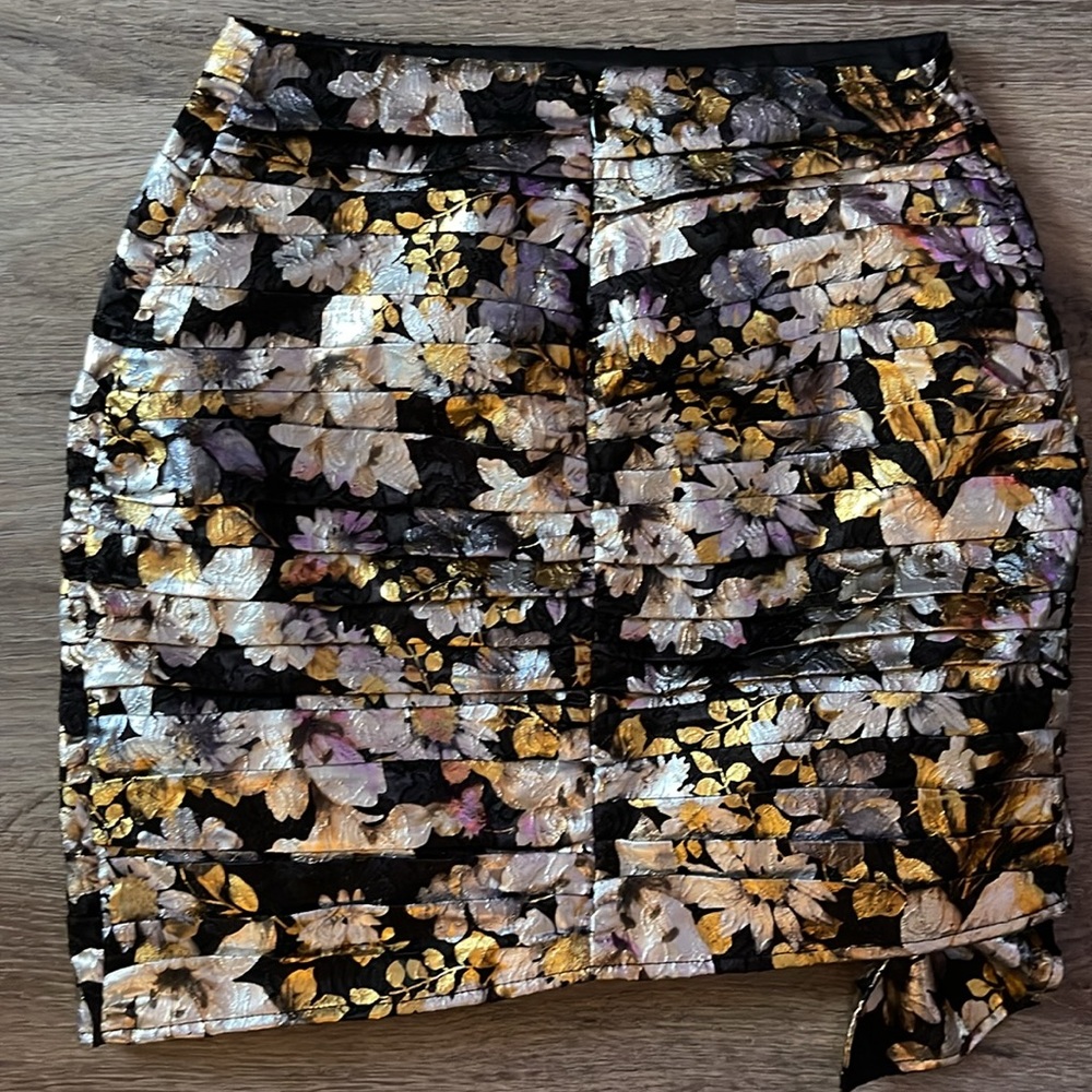 Bebe Ruched Metallic Mini Skirt Size 8 - Picture 3 of 15